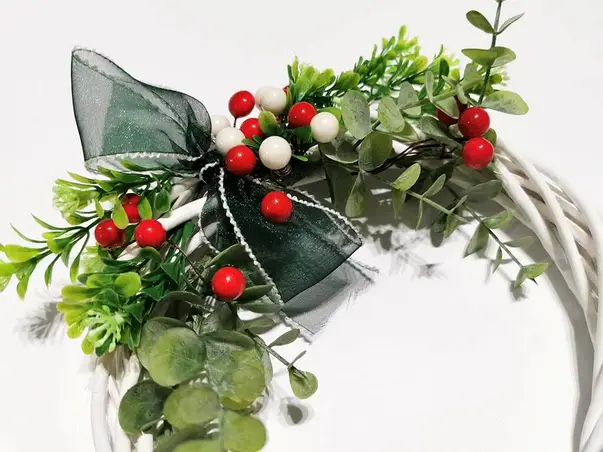 coronita decorativa alba cu decor verde