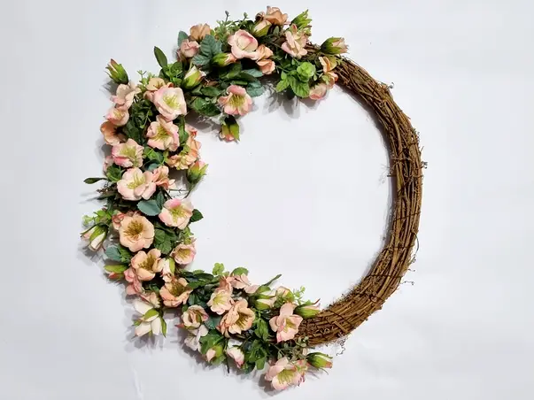 coronita din nuiele cu flori artificiale roz pal