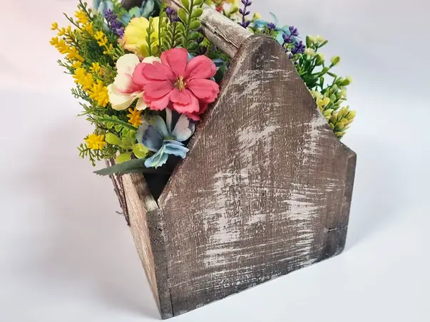 cutie decorativa din lemn cu flori artificiale colorate