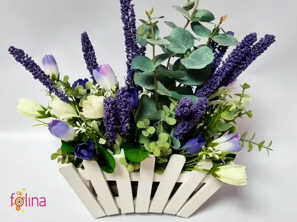 cutie din lemn alb cu flori artifciale mov