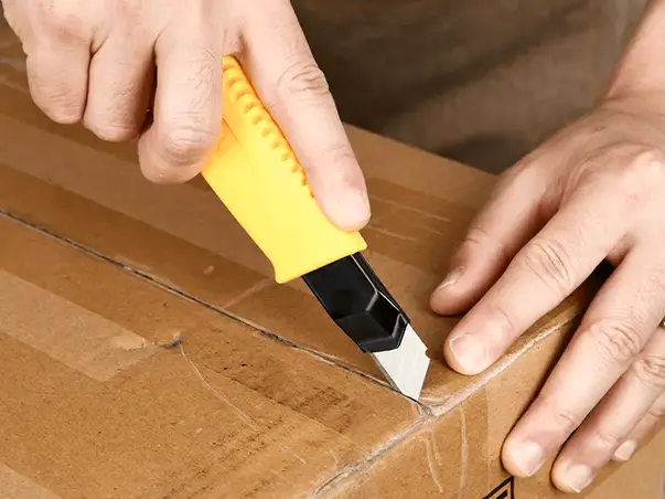 cutter deli dl003a cu lama sk5 si buton de blocare rotativ s03