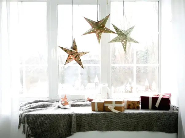 decor geam craciun case sub zapada