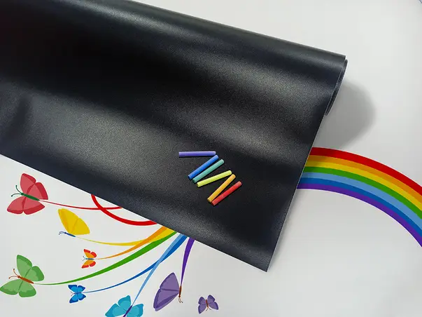 decor gradinita cu sticker fluturi curcubeu si autocolant tabla de scris cu creta