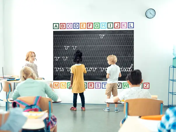 decor gradinita cu stickere alfabet colorate