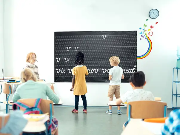 decor perete sala clasa autocolant tabla de scris si sticker fluturi curcubeu