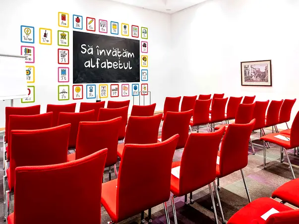 decor sala de clasa cu autocolant tabla de scris si stickere alfabet min