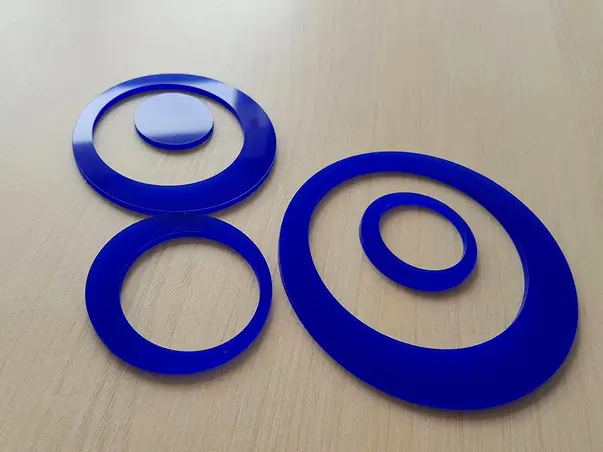 decoratiune acril cercuri albastru indigo