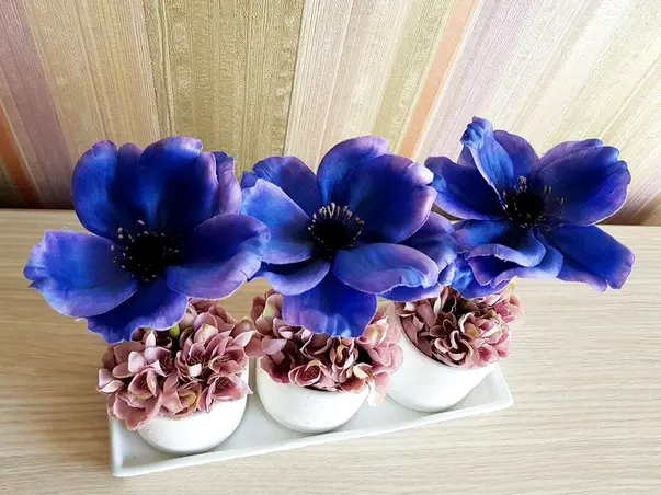 decoratiune aranjament flori albastre