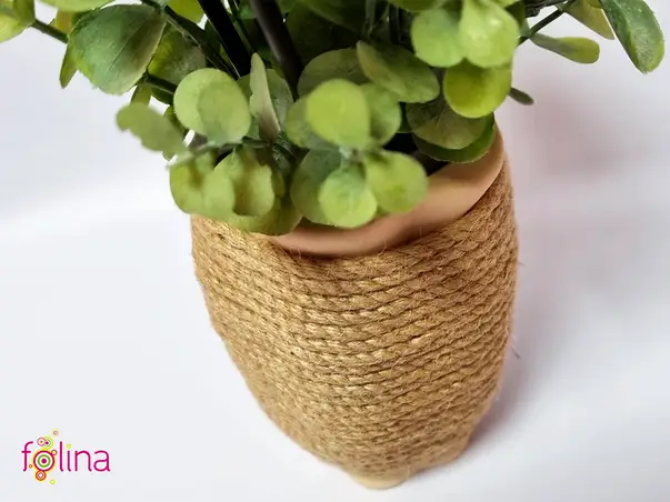 decoratiune bucatarie cu flori albastre si eucalipt