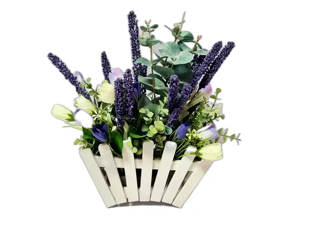 decoratiune cu flori artificiale mov si eucalipt