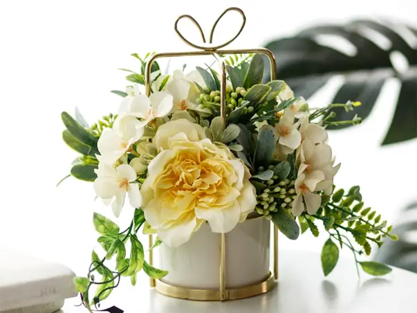 decoratiune cu flori artificiale pentru birou