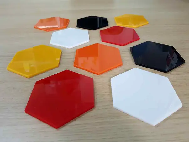 decoratiune hexagoane colorate acril