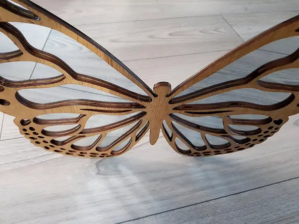 decoratiune lemn fluture