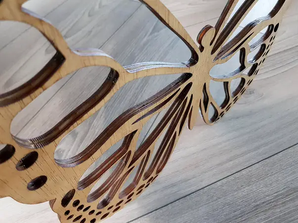 decoratiune lemn si oglinda fluture