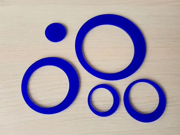 decoratiune perete cercuri albastru indigo