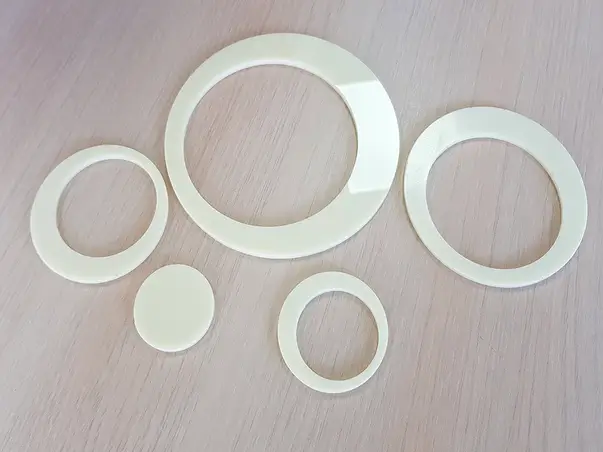 decoratiune perete cercuri bej