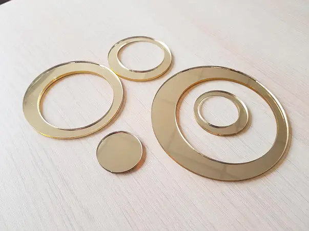 decoratiune perete cercuri oglinda aurie