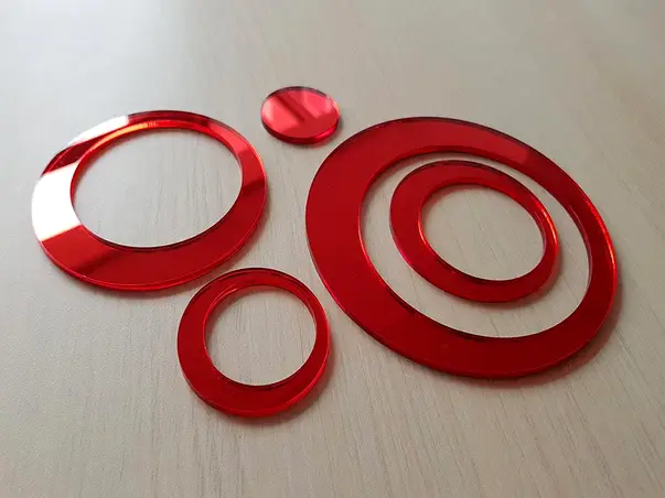 decoratiune perete cercuri oglinda rosie