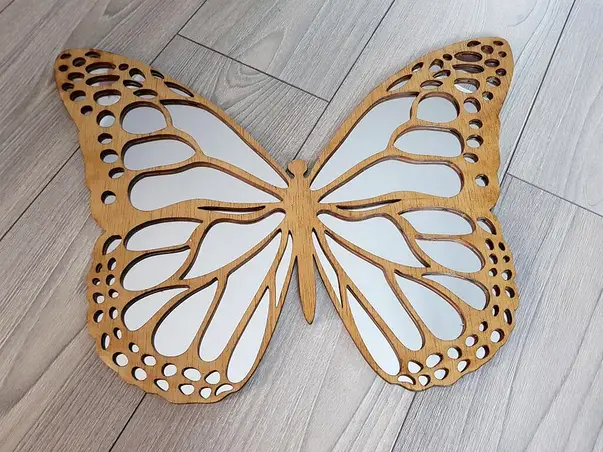 decoratiune perete din lemn fluture