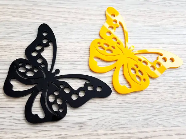 decoratiune perete fluturi Alla negru si galben