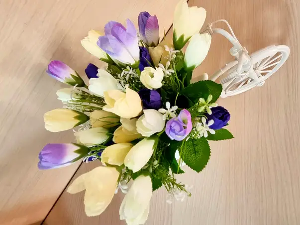 decoratiune plante artificiale mov si crem