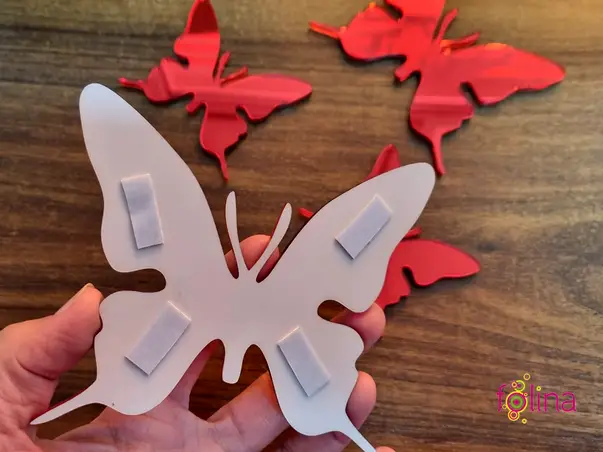 decoratiune rosie fluture