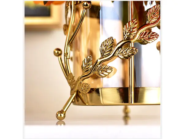 detalii vaza decorativa aurie