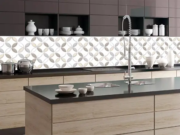 faianta intre blat si corpurile suspendate in nuante de bej