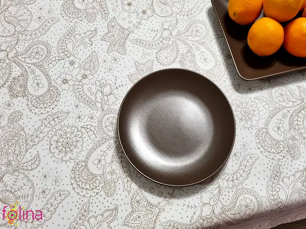 fata de masa alb cu model bej