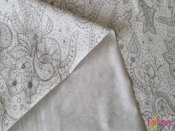 fata de masa alba cu flori gri