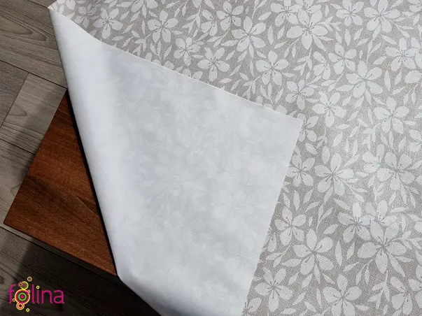 fata de masa bej cu flori albe folina