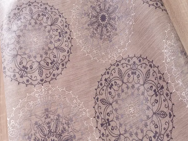 fata de masa bej cu rozete decorative