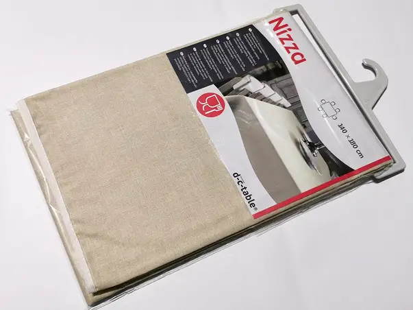 fata de masa bej deschis impermeabila