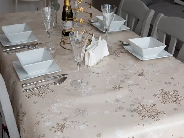 fata de masa bej pentru craciun