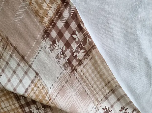 fata de masa carouri bej in stil rustic