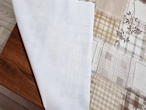 fata de masa carouri bej maro