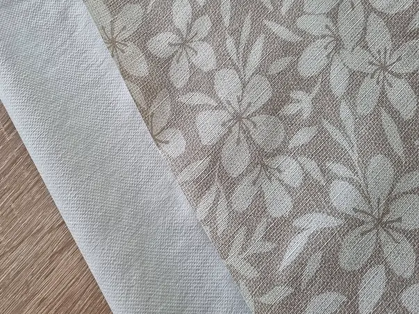 fata de masa crem cu flori albe