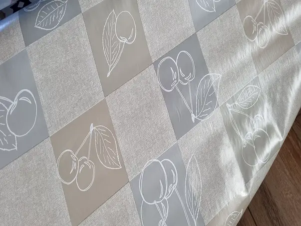 fata de masa cu cirese