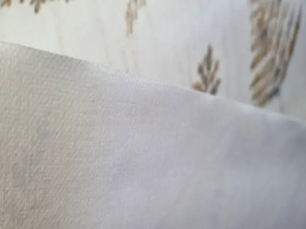 fata de masa cu crengute maro