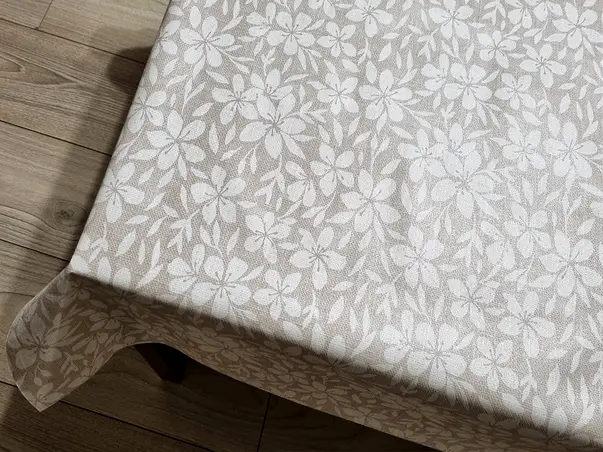 fata de masa cu flori alb bej