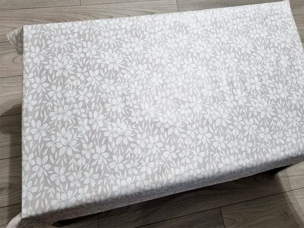 fata de masa cu model floral bej