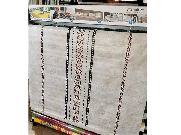 fata de masa cu model traditional