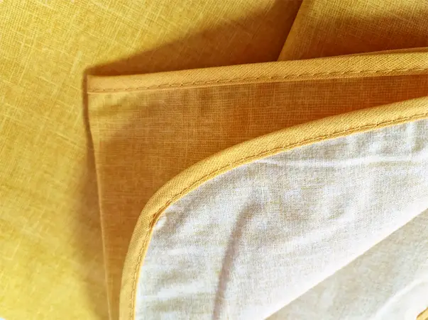 fata de masa galbena impermeabila