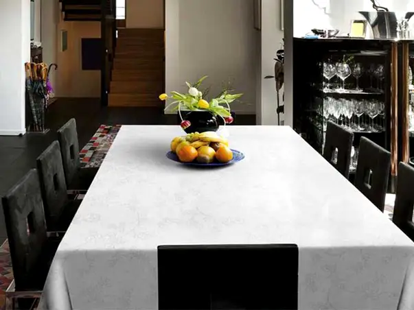 fata de masa impermeabila alba