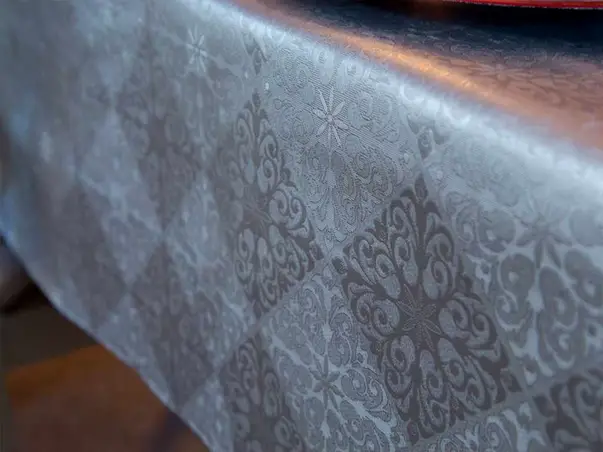 fata de masa impermeabila argintie