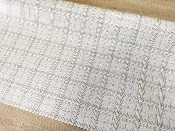 fata de masa impermeabila bej cu linii gri