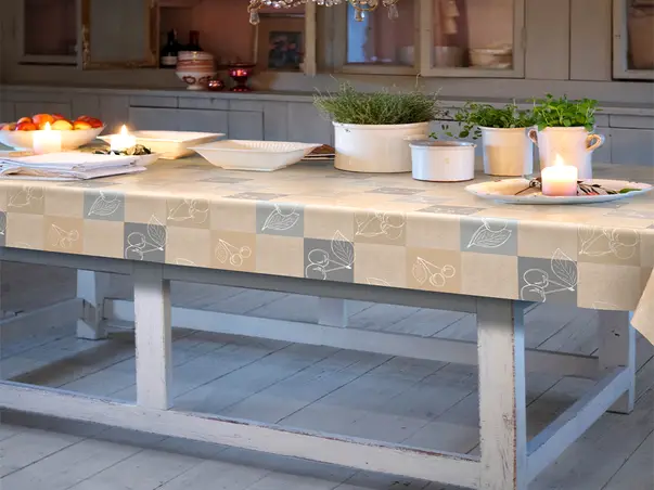 fata de masa impermeabila bej cu patrate si cirese