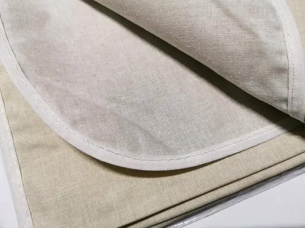 fata de masa impermeabila bej deschis