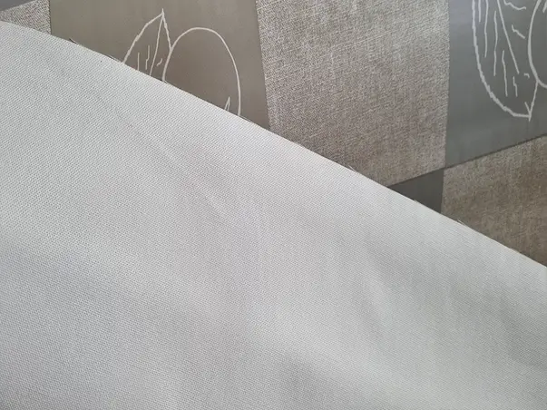 fata de masa impermeabila cu cirese