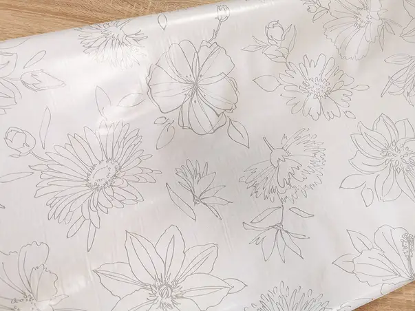 fata de masa impermeabila cu flori gri